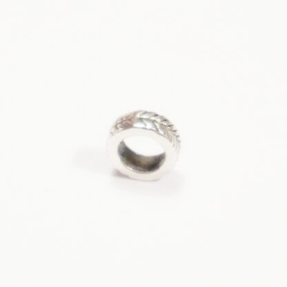 Berlock rund med fjädermönster, 7 x 3.5 mm, Antik silver, 1 st - Bild 2
